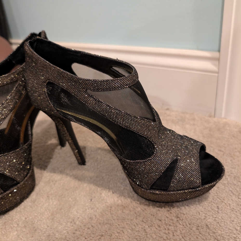 Elegant Black and Gold Women's Heels